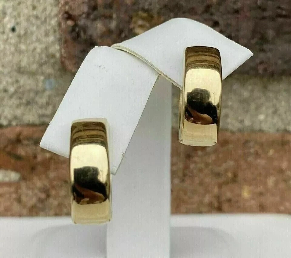Hermosos pendientes de aro Huggie exclusivos para mujer enchapados en oro amarillo sólido de 14K Foto 4 de 4