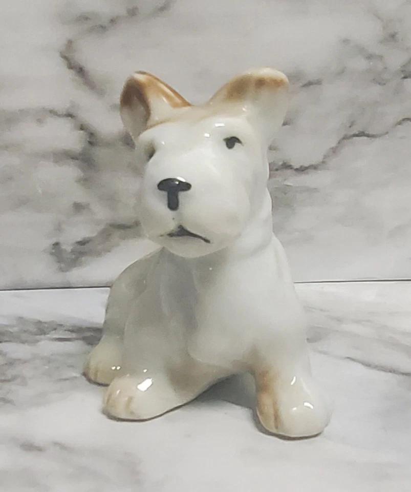 Estatueta Terrior. Cerâmica. Branco e marrom. Cabelo longo. Orelhas alegres. Cauda longa... - Imagem 2 de 4