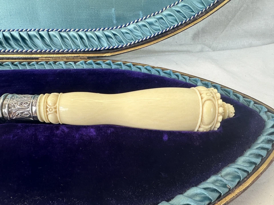 Antigua paleta de presentación de plata de ley - Mango de marfil grabado con fecha 1887  Foto 3 de 4