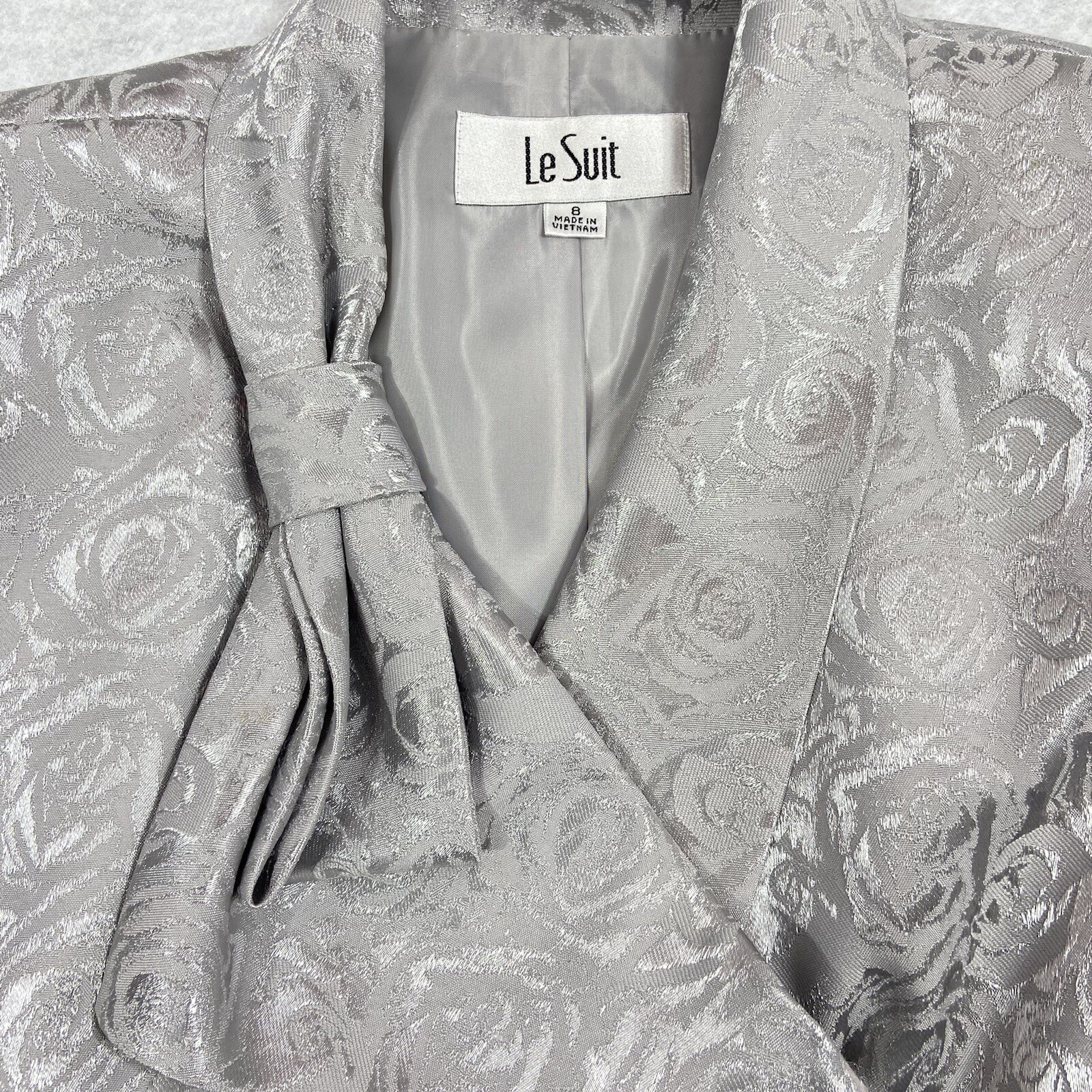 Le Suit 2PC Skirt Suit Women’s 8 Silver Double Breast Quilted Bow Shiny