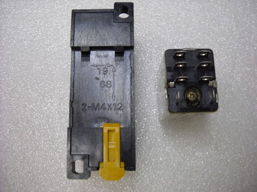 Used Omron PTF08A Relay Socket with 24V RS Components DC Relay - 346-952 - Picture 2 of 9