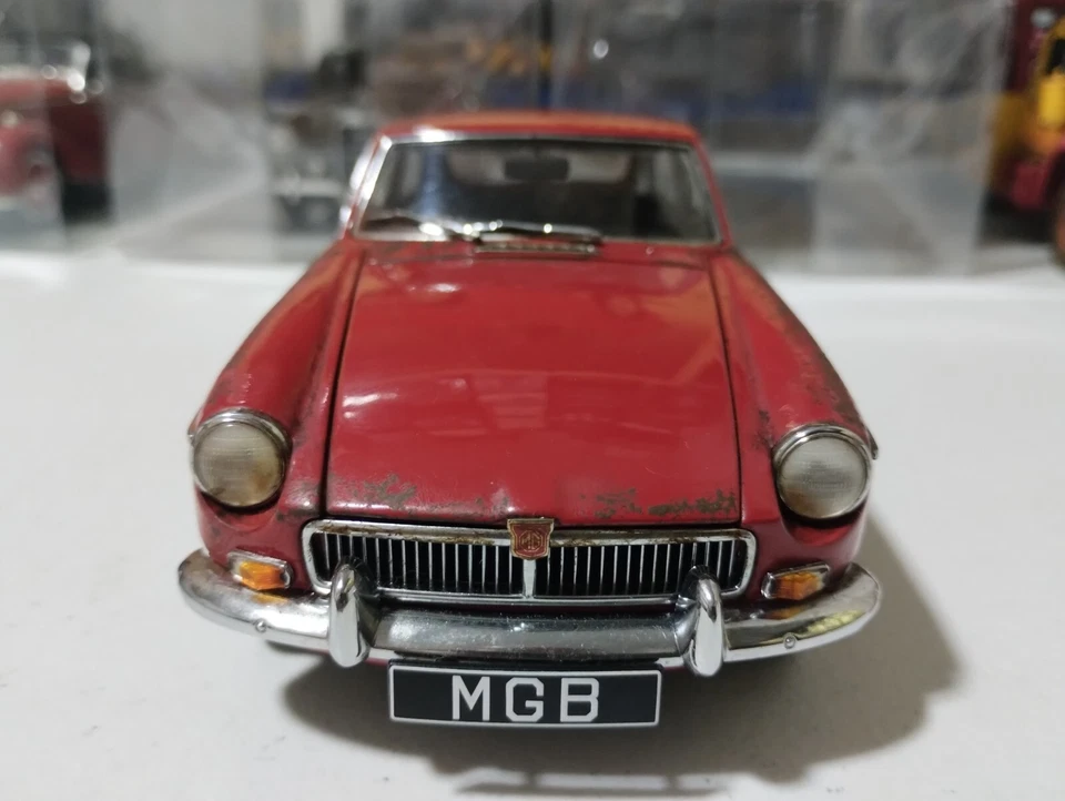 Autoart Millennium 1/18 MGB GT cupé modelo envejecido restaurado coche custon Foto 3 de 4
