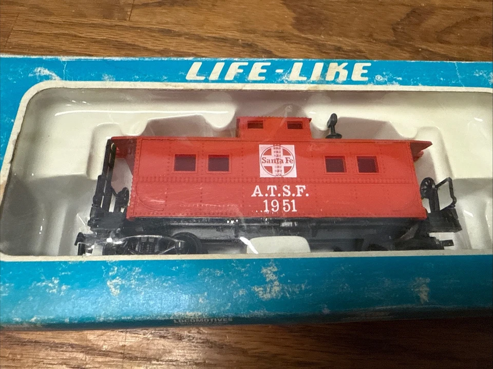 Vintage Life Like HO Scale Center Cupola Caboose, Santa Fe ATSF #1951 LN - Image 3 of 4