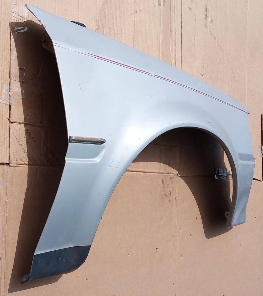 Guardabarros delantero Ford Escort 1981-1985 con antena (lado del pasajero) Foto 4 de 4