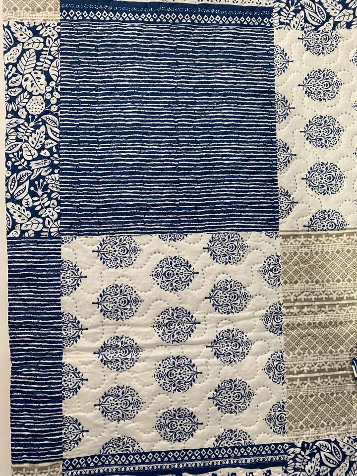 Juego de edredón de retazos estampado tamaño king de 3 piezas - tira floral azul marino Foto 2 de 4