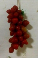 pomodori in cera appesi piennolo  presepe San Gregorio Armeno Napoli miniatura