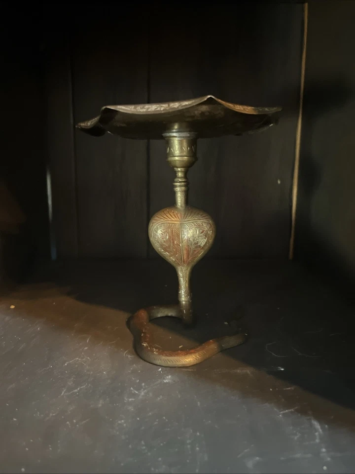 um antigo castiçal indiano de latão cobra ou queimador de incenso - Imagem 3 de 4