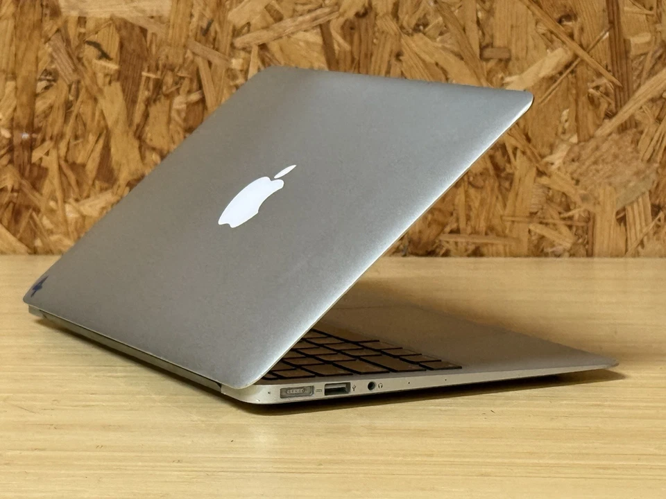 Apple MacBook Air 11 inch, Mid 2013, 128GB SSD, Intel i5 1.3GHz, 4GB RAM  - Image 4 of 4