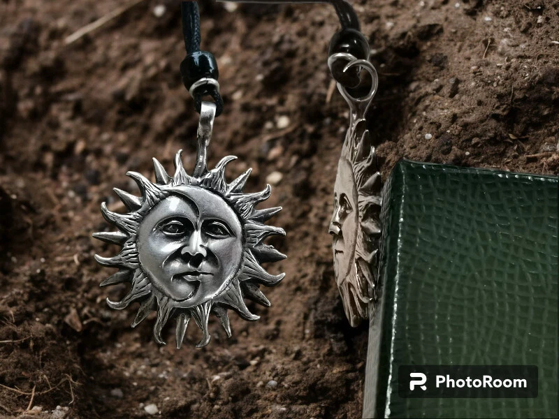 Ciondolo Eclisse di Sole e Luna in Argento 925 - Immagine 2 di 4