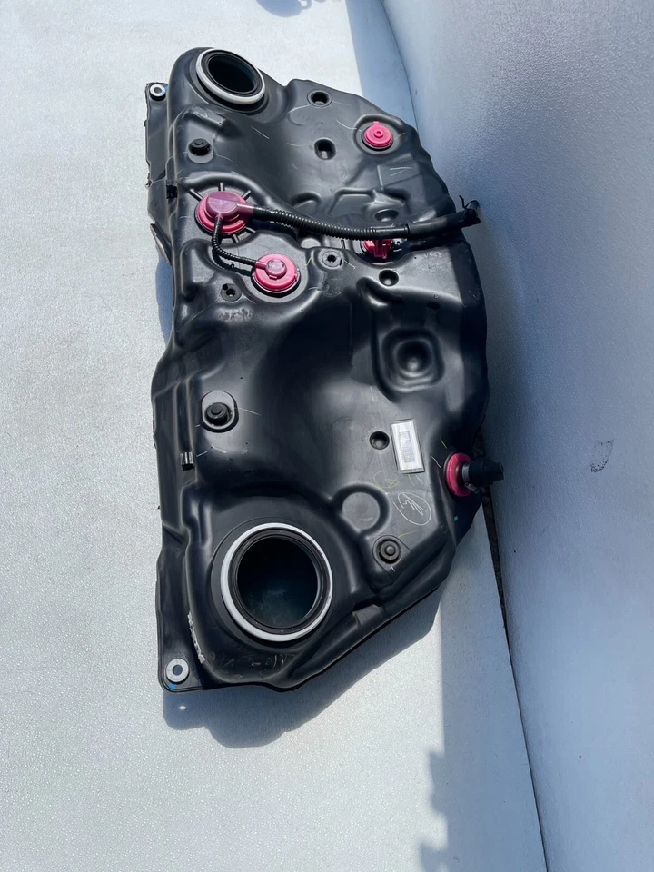 2010 Lexus gs430 fuel Gas tank 7711130200 USED OEM - Image 3 of 4