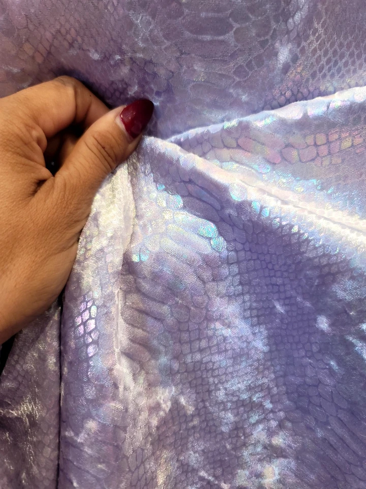 Tela de lavanda de terciopelo elástico de lámina Snake Skyn por yarda para decoración de vestidos Foto 3 de 4