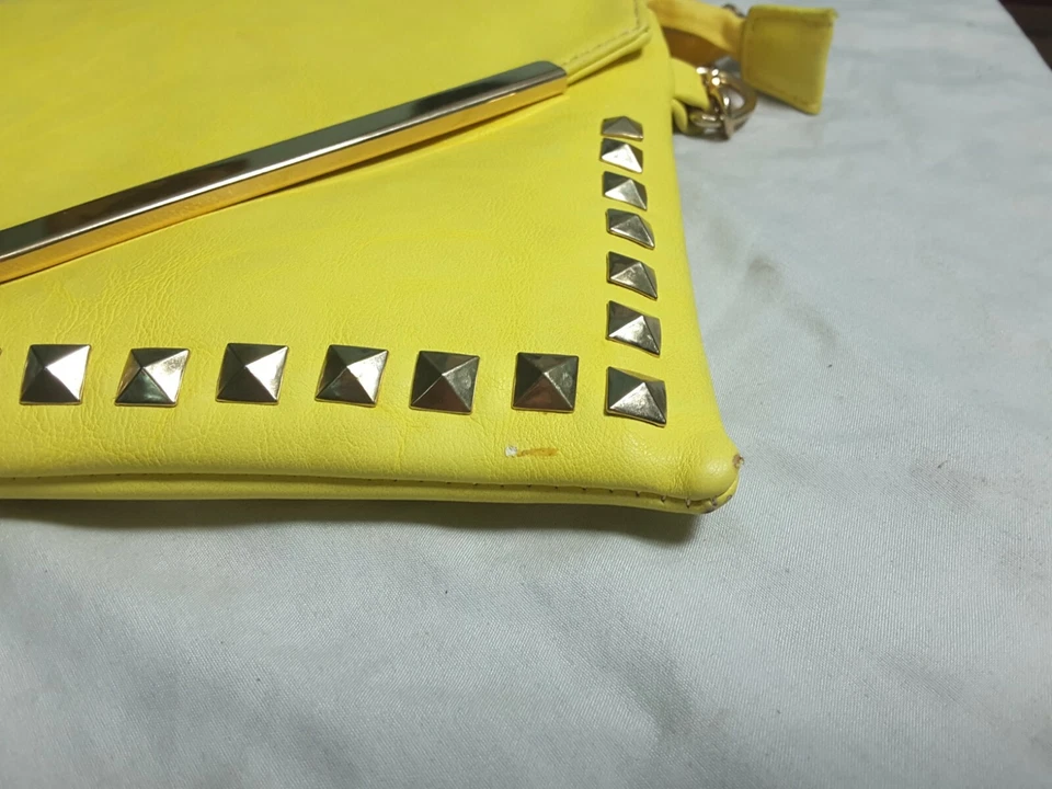 Bolso sin asas bandolera Street Level amarillo imitación cuero Foto 4 de 4