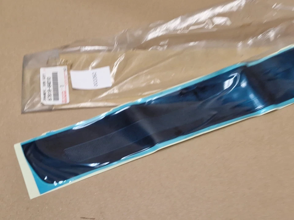 Adorno rasguño puerta Toyota Corolla Verso 2005-2007 6791964010 genuino NUEVO - Imagen 2 de 4