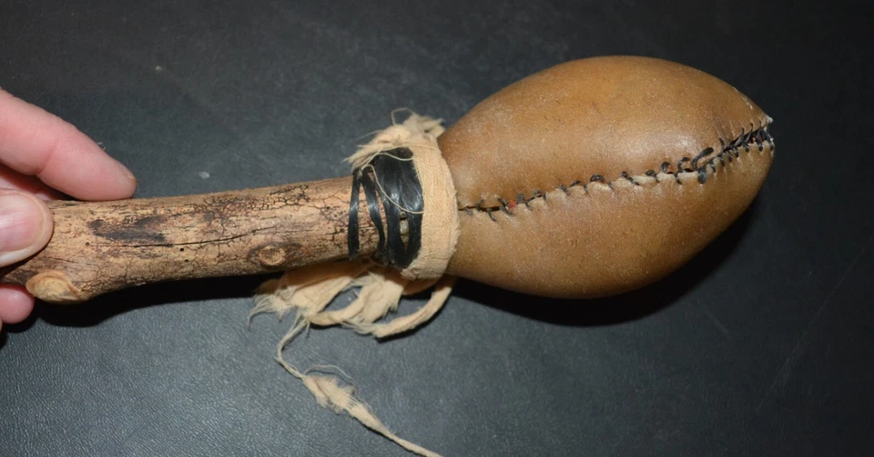 Antiguo agitador tribal chamánico de cuero crudo tallado a mano Maracas de cuero de caballo Foto 4 de 4