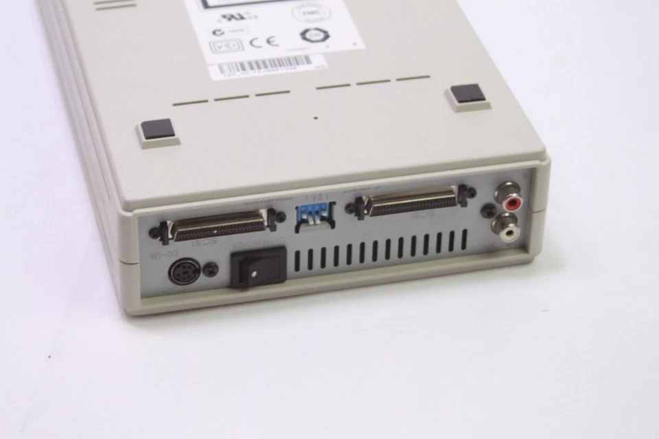 Grabadora de CD externa regrabable Yamaha CRW2200SX SCSI CDRW 20x10x40 Foto 2 de 3