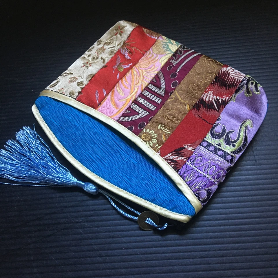 Bolsa vibrante de retazos y seda azul vintage de los años 90 con borla y dije de moneda china Foto 4 de 4