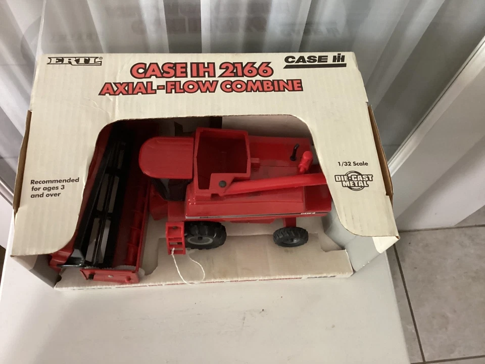 1995 ERTL CASE IH 2166 AXIAL-FLOW COMBINE W/ GRAIN & CORN HEADS, 1:32 NIB USA - Image 3 of 4