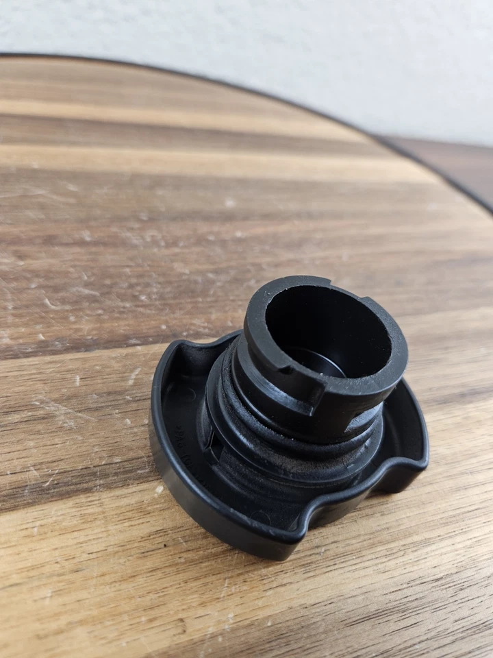 Крышка маслозаливной горловины двигателя 06–09 Land Rover Range Rover Sport 4,4 л SAE 5W-30 - Изображение 3 из 3