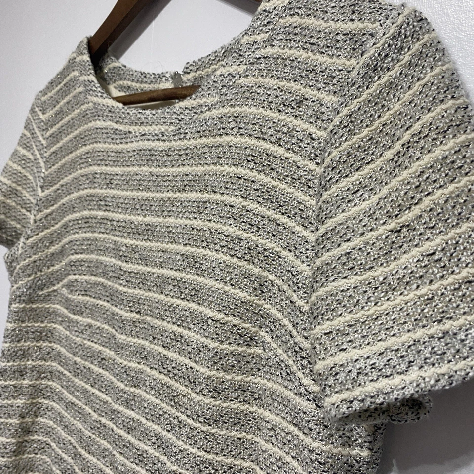 Top Anthropologie Deletta para mujer S marfil tweed boucle manga corta ribete de plumas Foto 3 de 4