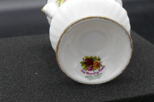 VINTAGE ROYAL ALBERT OLD COUNTRY ROSES Urn type vase - 3.5" 9cm - Picture 3 of 8