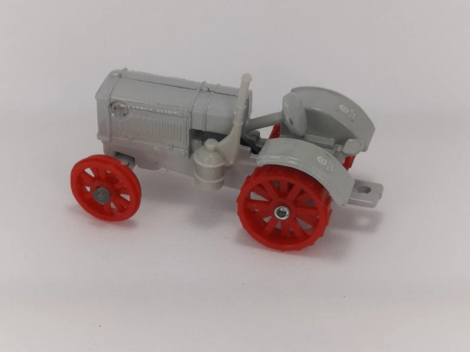 Tractor diecast International Harvester 1921 McCormick-Deering 10-20 1/64 como nuevo Foto 2 de 4