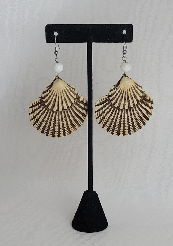 Pendientes colgantes tono plata gancho blanco ojo de gato cuentas redondas beige mar playa concha Foto 2 de 4