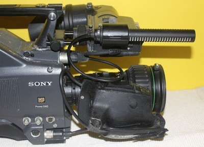 VINTAGE SONY MODEL DXC-D30 DIGITAL VIDEO CAMERA- READ THE
