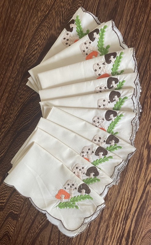 EUC Vintage 70s Embroidered Napkins, Set of 12, Mushrooms & Ferns
