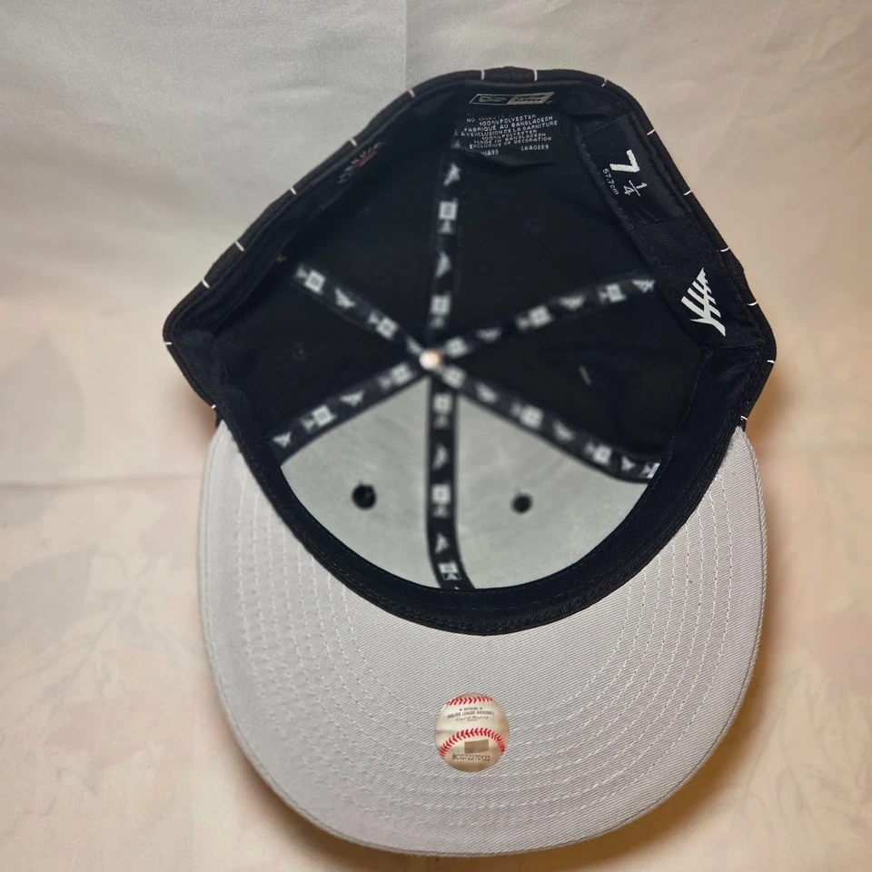 New Era 59FIFTY Chicago White Sox Black/Gray Pinstripe Fitted Hat 7 1/4 - Image 4 of 4