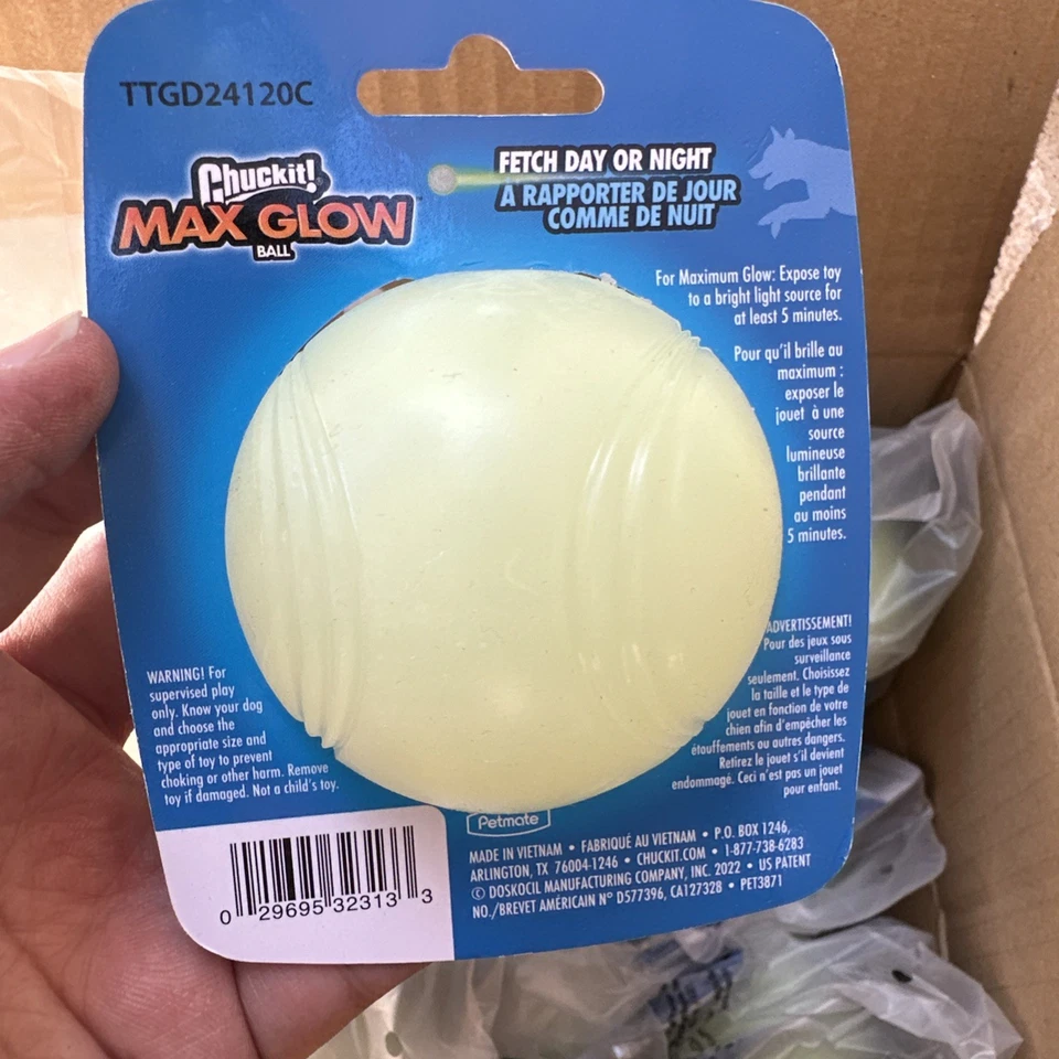 LOT OF 2 - Chuckit Max Glow In The Dark Medium 2.5” Fetch Bouncing Dog Chew Toy - Imagem 4 de 4