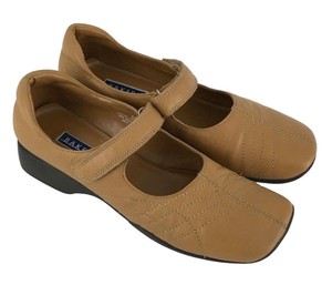 ladies tan flats