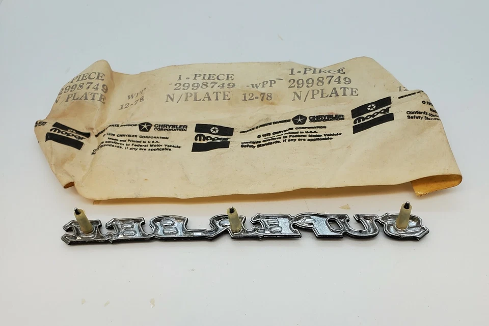 1970 Dodge Coronet Super Bee Hood Scoop Script Name Plate Ornament 2998749 NOS. - Image 4 of 4