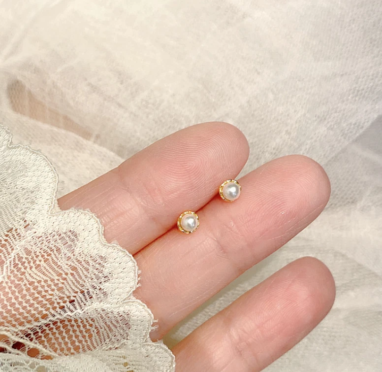 Pequeños aretes de plata de ley 925 con perlas con tornillo trasero caja de regalo de 4 mm Foto 3 de 4