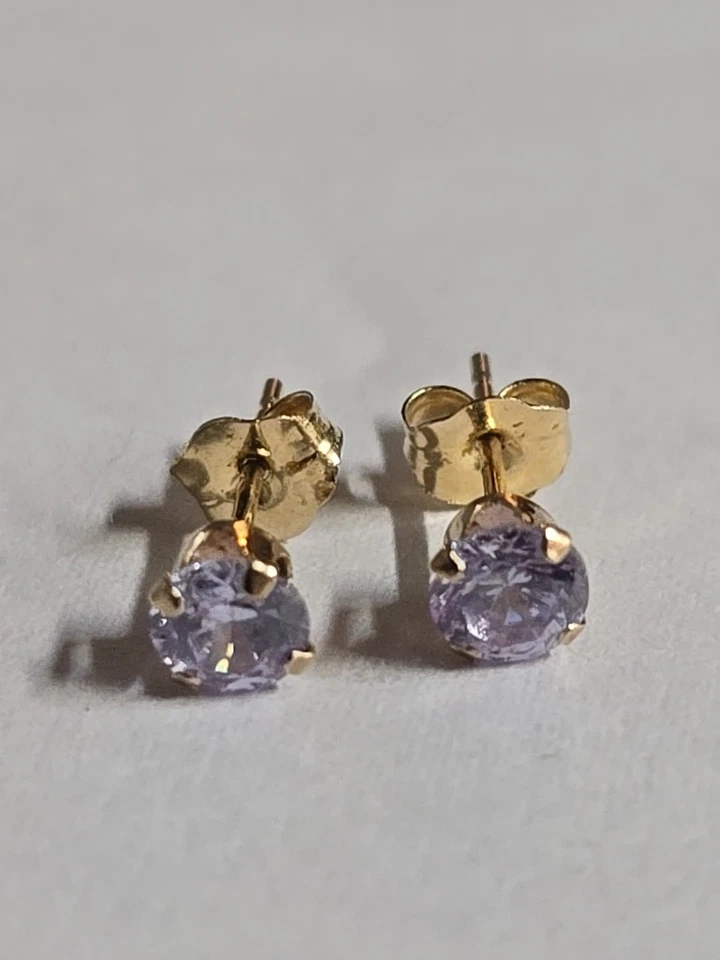 Aretes de topacio místico de oro de 14k con tachuelas de 4 mm  Foto 2 de 4