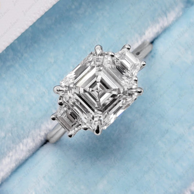4,26 Karat Asscher-Schliff mit trapezförmigen Seitensteinen Moissanit Verlobungsring