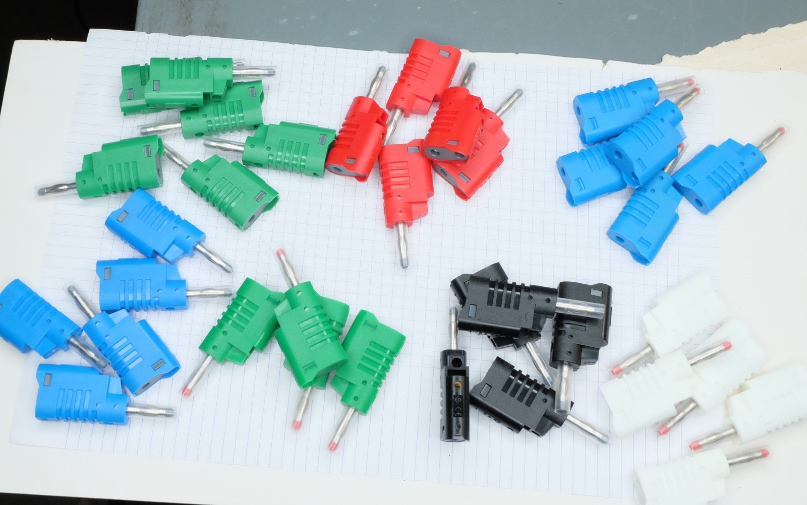 Lot de 35 fiches banane de sécurité 4mm Electro PJP 1086-V Bc pour câblage électrique