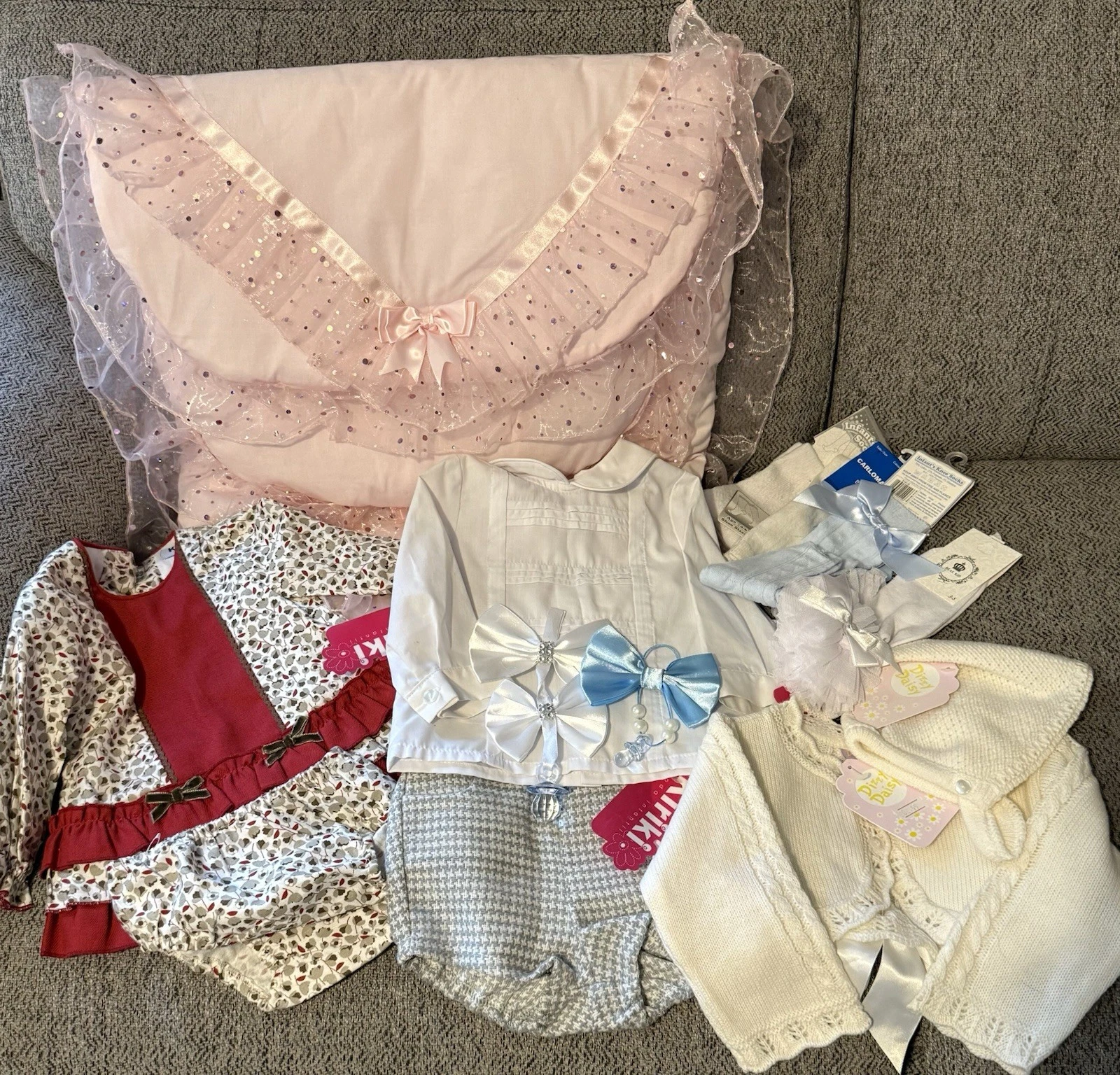 Stunning Baby Girls Joblot Of Clothes, Socks, Pram Blanket Pram Charms Spanish
Opens in a new window