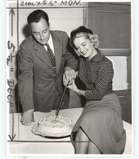 Janet Jackson Cuts Cake Con Goddard at Harbor Day 1950 San Francisco Press Photo