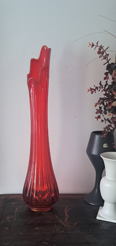 Mid Century L.E. Smith Simplicity Red Amberina 25" Swung Art Glass Stretch Vase - Picture 6 of 19