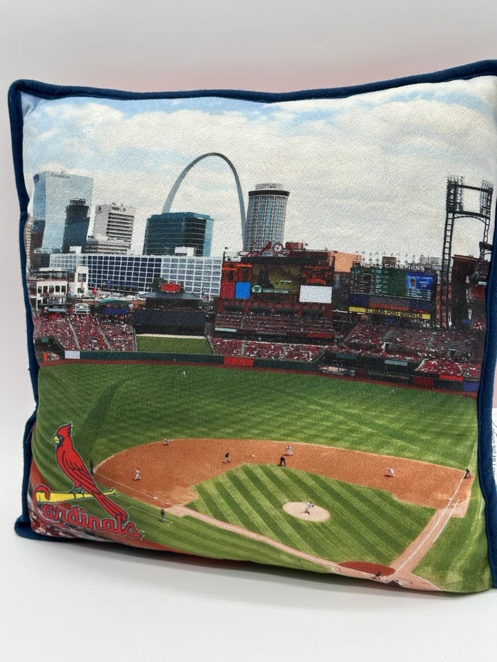 "Almohada de estadio Forever Collectibles St Louis Cardinals (día de apertura) 14""" Foto 3 de 4