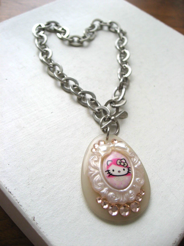 Collar Tarina Tarantino Hello Kitty Cabeza Rosa Cristal Camafeo Nuevo con Joyero - Imagen 9 de 15