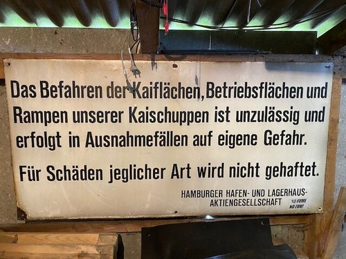 ELBPHILARMONIE EINZIGES ERHALTENES EMAILSCHILD VOM KAISPEICHER A der HHLA - Bild 2 von 4