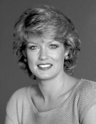 Talk Show Host Mary Hart inside Newsroom of new entertainment show - Old Photo 2