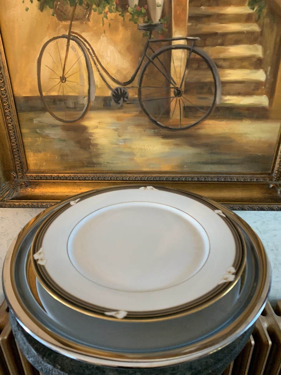 Set of 8 LEGENDARY NORITAKE ELLINGTON Dinner Plates 10.5” Calla