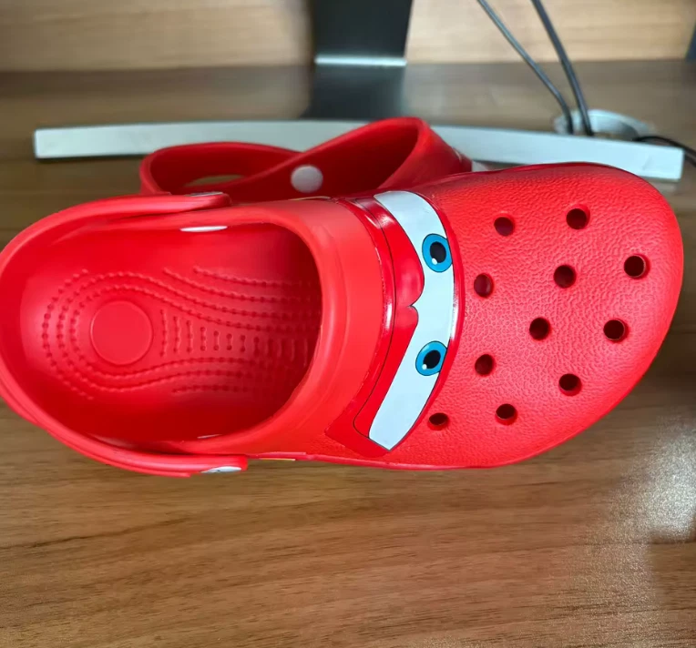 Zueco clásico Lightning McQueen Crocs | Sandalias rojas de Disney Pixar Cars para mujer Foto 4 de 4