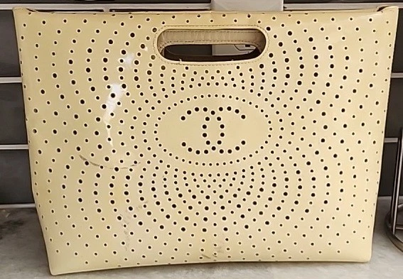 Bolso de Mano Chanel Vintage Perforado Patente CC 2003-2004 Colección Karl Lagerfeld Foto 2 de 4