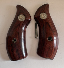 Smith  Wesson S W J Frame  Screw Round Butt Smooth Revolver Grips With Emblem
