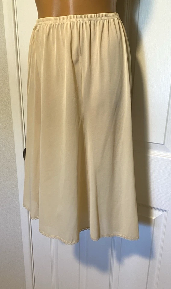 LENCERÍA VANITY FAIR DE COLECCIÓN AÑOS 60 MARFIL NAILON CON RIBETE DE ENCAJE LÍNEA A MEDIO DESLIZAMIENTO TALLA M Foto 3 de 4