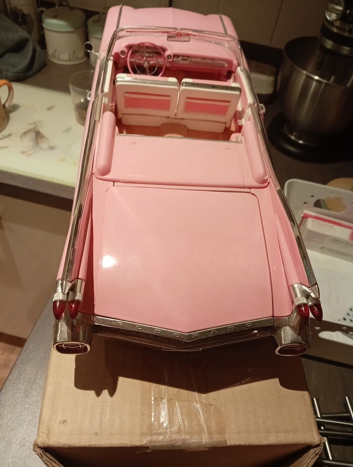 Maisto 1959 Cadillac Eldorado Biarritz 1/12 Scale Diecast Model Pink - Image 3 of 4