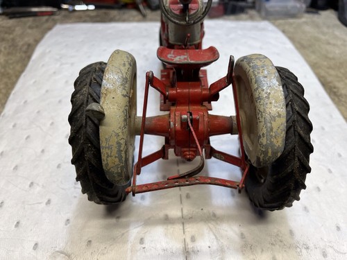Vintage Hubley Ford Toy Tractor with 3-Point Hitch and Draw Bar - Picture 3 of 6